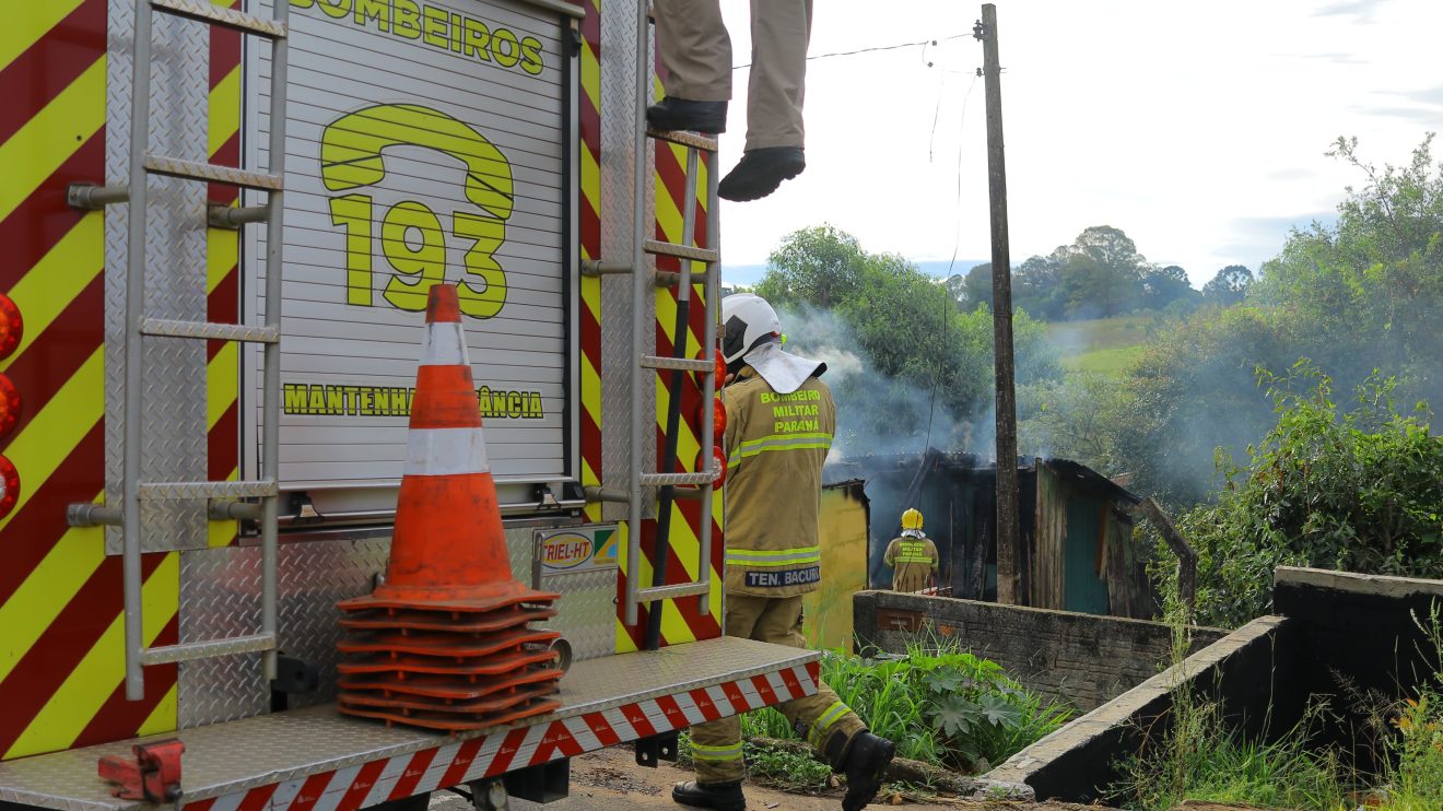 Fogo em residência em Uvaranas  Bombeiros trabalhando no combate às chamas Boca no Trombone Fogo em residência em Uvaranas Bombeiros trabalhando no combate às chamas