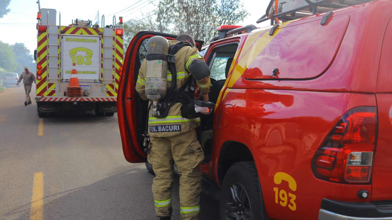 Fogo em residência em Uvaranas  Bombeiros trabalhando no combate às chamas Boca no Trombone Fogo em residência em Uvaranas Bombeiros trabalhando no combate às chamas