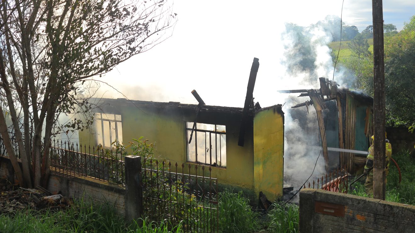 Fogo em residência em Uvaranas Boca no Trombone Fogo em residência em Uvaranas