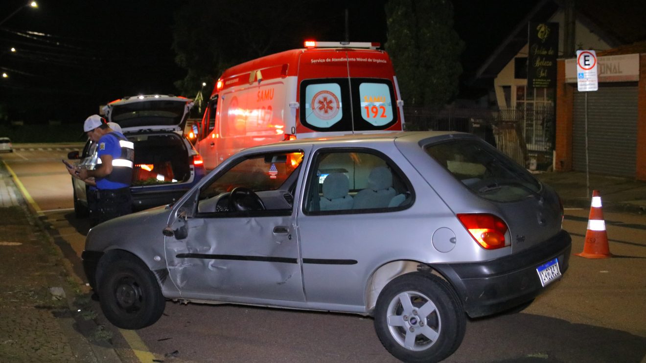 Motociclista colide com carro durante manobra para entrar em garagem em PG Boca no Trombone Motociclista colide com carro durante manobra para entrar em garagem em PG