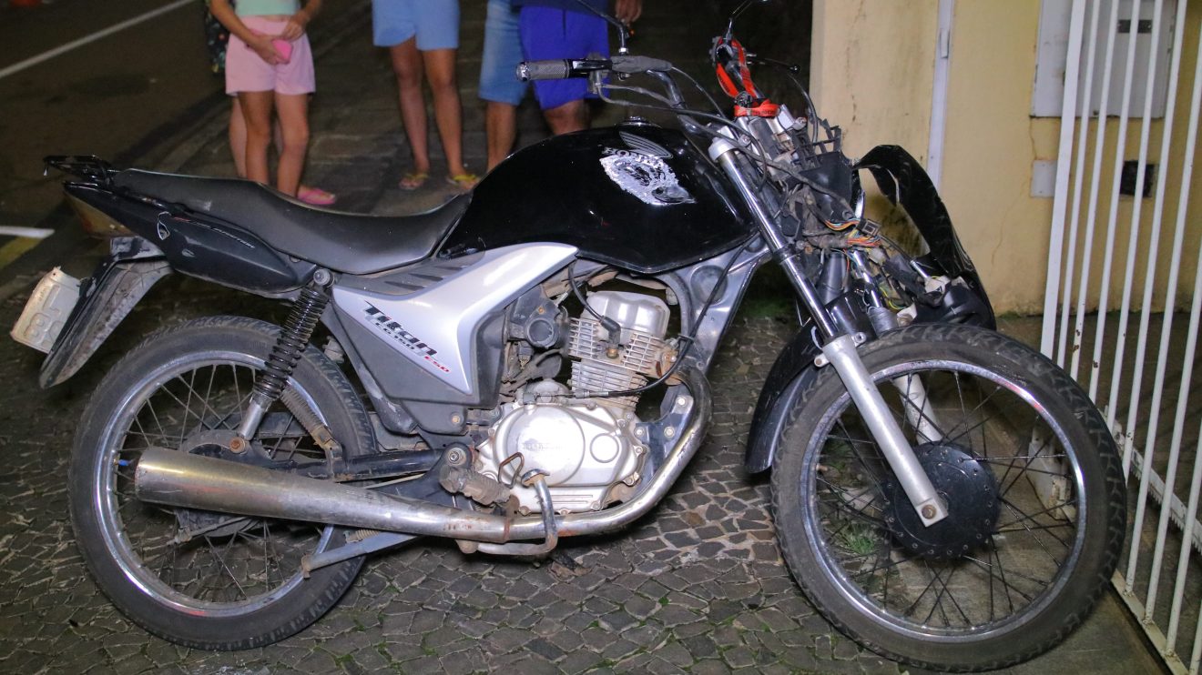 Motociclista colide com carro durante manobra para entrar em garagem em PG Boca no Trombone Motociclista colide com carro durante manobra para entrar em garagem em PG