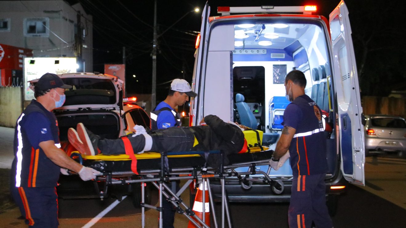 Motociclista colide com carro durante manobra para entrar em garagem em PG Boca no Trombone Motociclista colide com carro durante manobra para entrar em garagem em PG