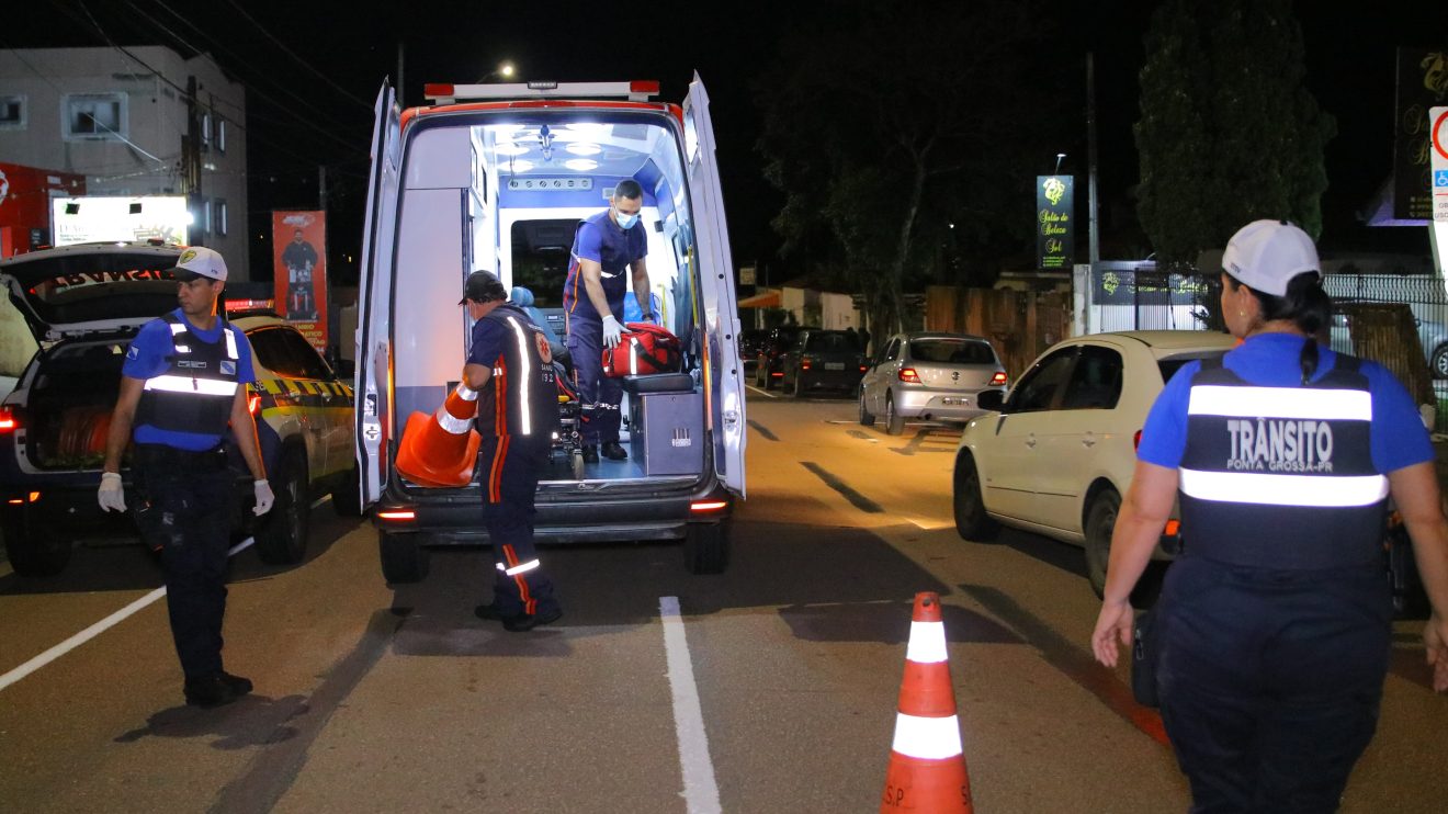 Motociclista colide com carro durante manobra para entrar em garagem em PG Boca no Trombone Motociclista colide com carro durante manobra para entrar em garagem em PG