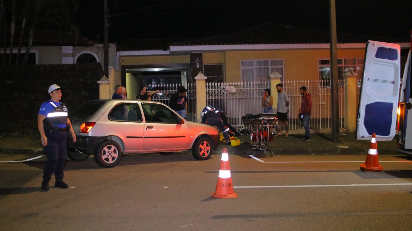 Motociclista colide com carro durante manobra para entrar em garagem em PG Boca no Trombone Motociclista colide com carro durante manobra para entrar em garagem em PG