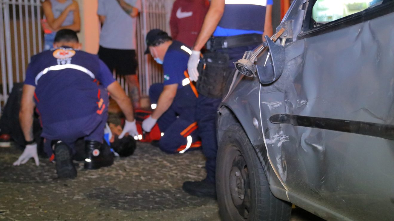 Motociclista colide com carro durante manobra para entrar em garagem em PG Boca no Trombone Motociclista colide com carro durante manobra para entrar em garagem em PG