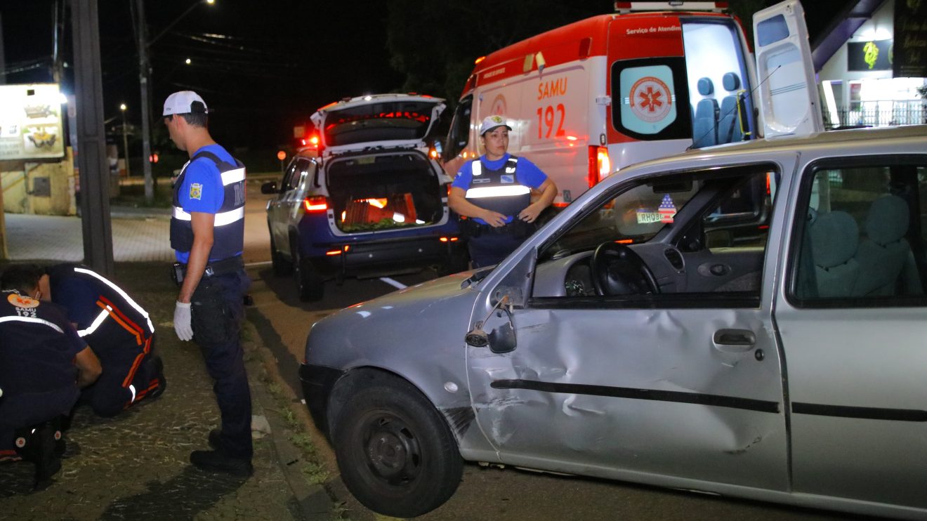 Motociclista colide com carro durante manobra para entrar em garagem em PG Boca no Trombone Motociclista colide com carro durante manobra para entrar em garagem em PG