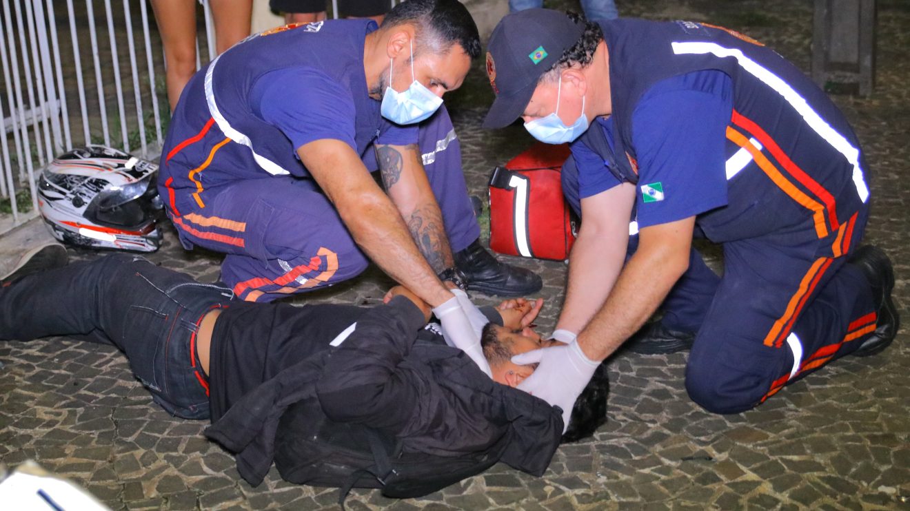 Motociclista colide com carro durante manobra para entrar em garagem em PG Boca no Trombone Motociclista colide com carro durante manobra para entrar em garagem em PG