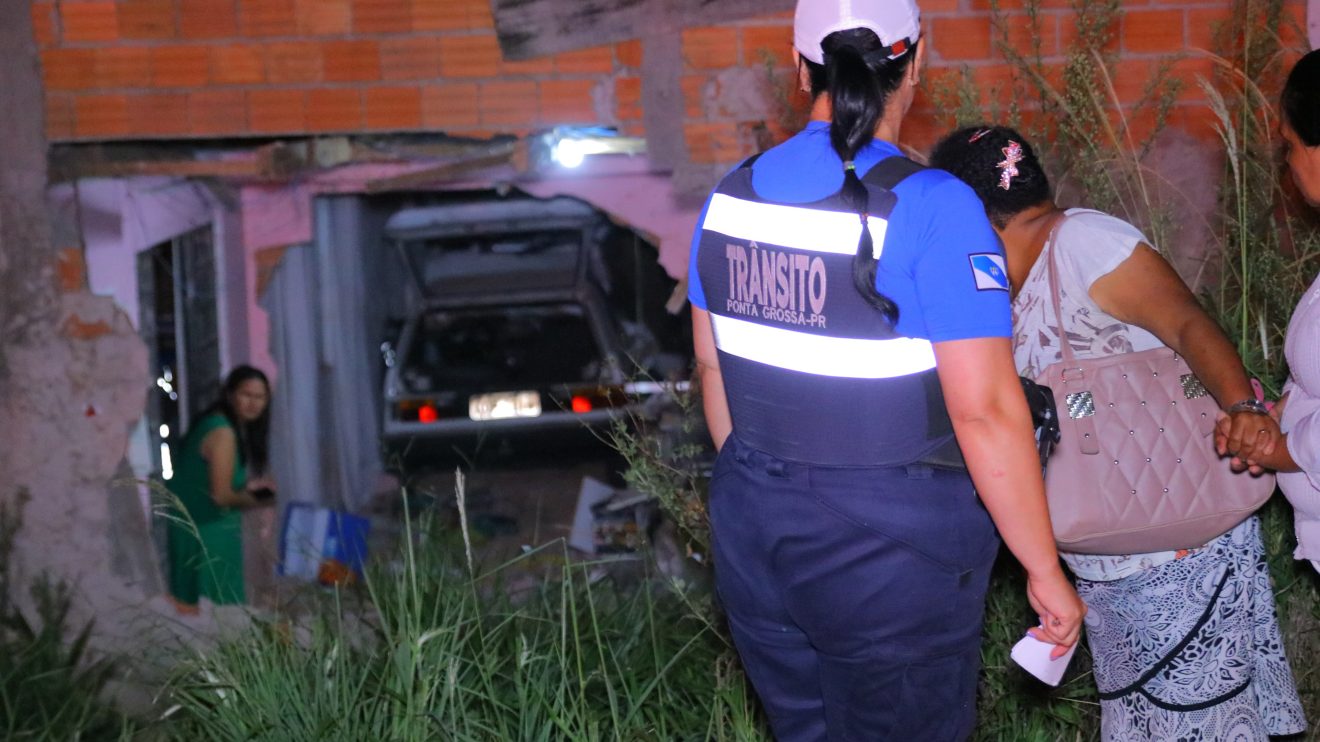 Carro invade casa em Ponta Grossa e motorista fica ferido Boca no Trombone Carro invade casa em Ponta Grossa e motorista fica ferido