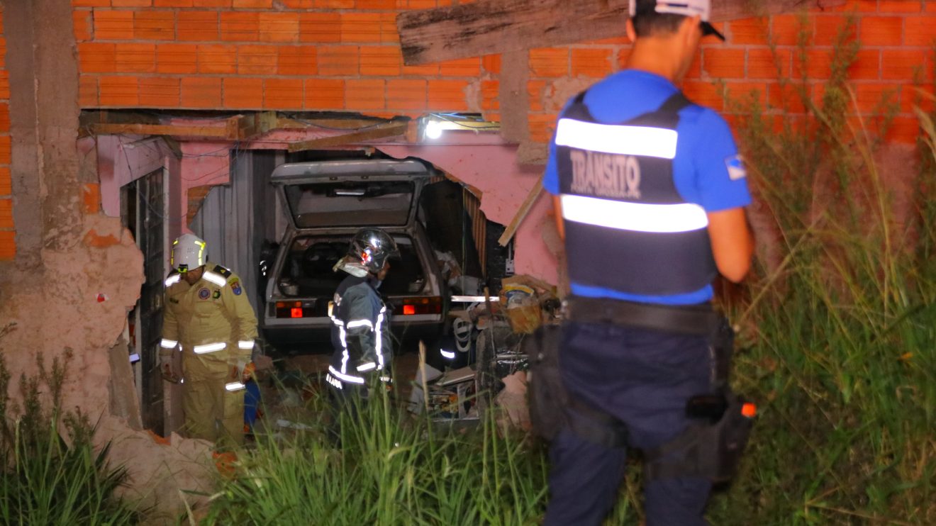 Carro invade casa em Ponta Grossa e motorista fica ferido Boca no Trombone Carro invade casa em Ponta Grossa e motorista fica ferido