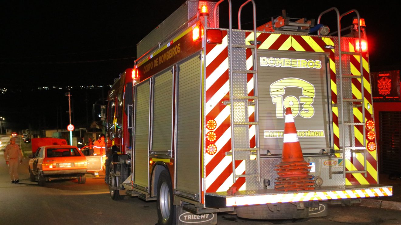 Incêndio em veículo mobiliza bombeiros em Ponta Grossa Boca no Trombone Incêndio em veículo mobiliza bombeiros em Ponta Grossa