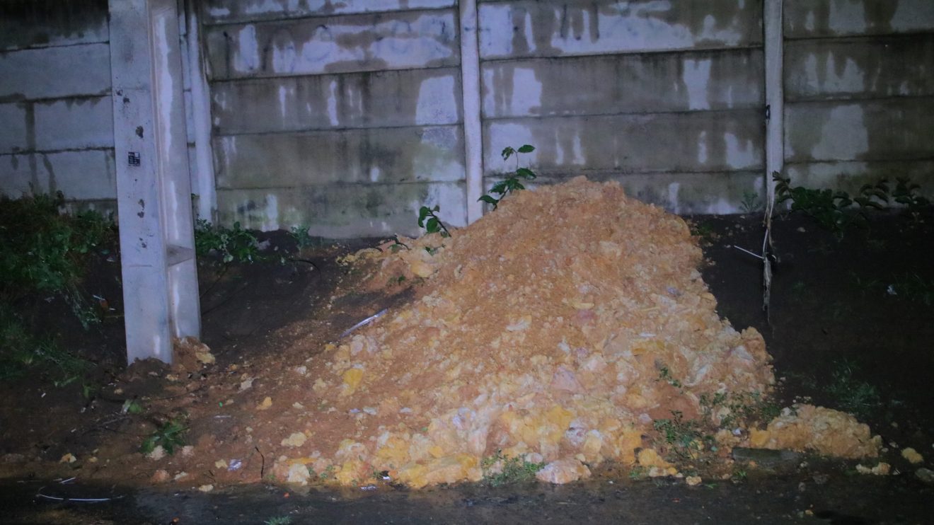 Poste inclinado ameaça casas e preocupa moradores em bairro de PG Boca no Trombone Poste inclinado ameaça casas e preocupa moradores em bairro de PG