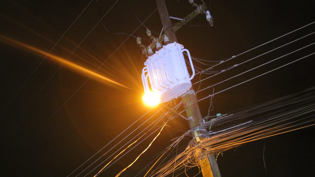 Poste inclinado ameaça casas e preocupa moradores em bairro de PG Boca no Trombone Poste inclinado ameaça casas e preocupa moradores em bairro de PG