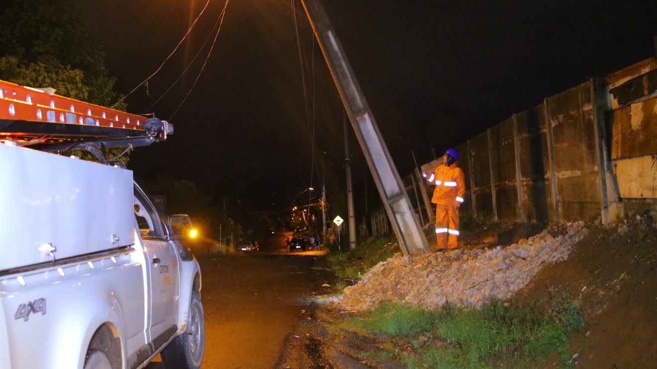 Poste inclinado ameaça casas e preocupa moradores em bairro de PG Boca no Trombone Poste inclinado ameaça casas e preocupa moradores em bairro de PG