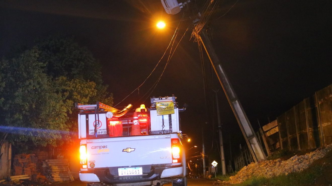 Poste inclinado ameaça casas e preocupa moradores em bairro de PG Boca no Trombone Poste inclinado ameaça casas e preocupa moradores em bairro de PG