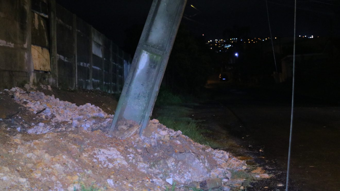 Poste inclinado ameaça casas e preocupa moradores em bairro de PG Boca no Trombone Poste inclinado ameaça casas e preocupa moradores em bairro de PG