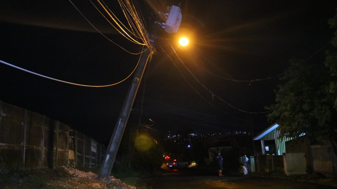 Poste inclinado ameaça casas e preocupa moradores em bairro de PG Boca no Trombone Poste inclinado ameaça casas e preocupa moradores em bairro de PG