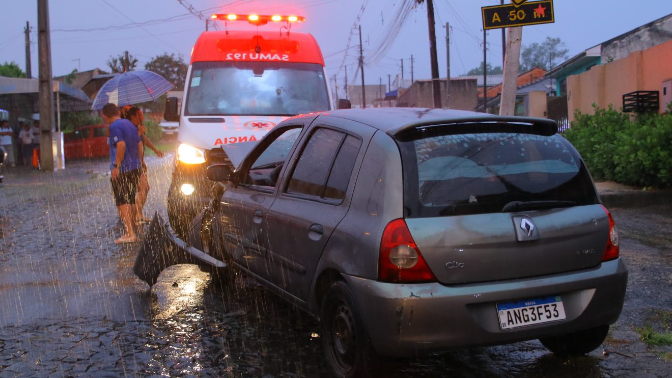 Mulher fica ferida após colisão traseira entre veículos em bairro de PG Boca no Trombone Mulher fica ferida após colisão traseira entre veículos em bairro de PG