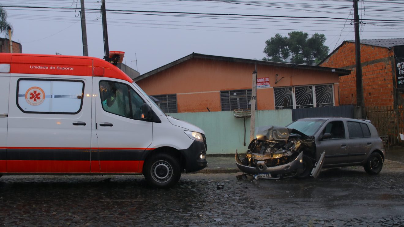 Mulher fica ferida após colisão traseira entre veículos em bairro de PG Boca no Trombone Mulher fica ferida após colisão traseira entre veículos em bairro de PG