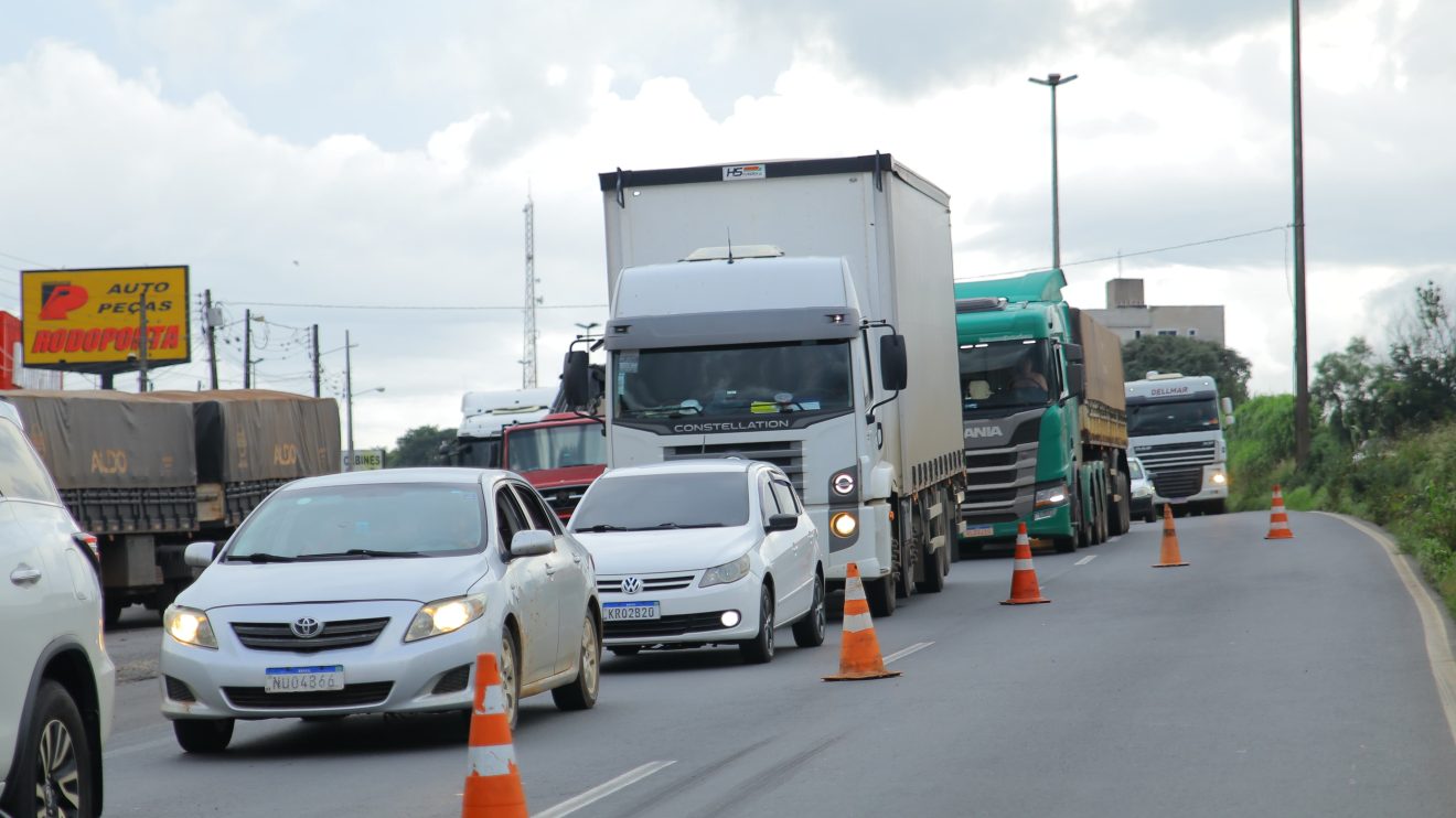 Veículo tomba após colsão com caminhão na rodovia Presidente Kennedy em PG Boca no Trombone Veículo tomba após colsão com caminhão na rodovia Presidente Kennedy em PG