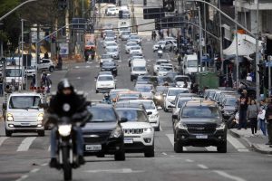 Trânsito – carros – ruas de curitiba com movimento intenso de carros – congestionamento nas ruas do centro de Curitiba – IPVA – licenciamento –