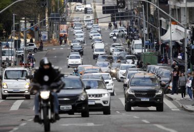 Trânsito - carros - ruas de curitiba com movimento intenso de carros - congestionamento nas ruas do centro de Curitiba - IPVA - licenciamento - Boca no Trombone Trânsito – carros – ruas de curitiba com movimento intenso de carros – congestionamento nas ruas do centro de Curitiba – IPVA – licenciamento –