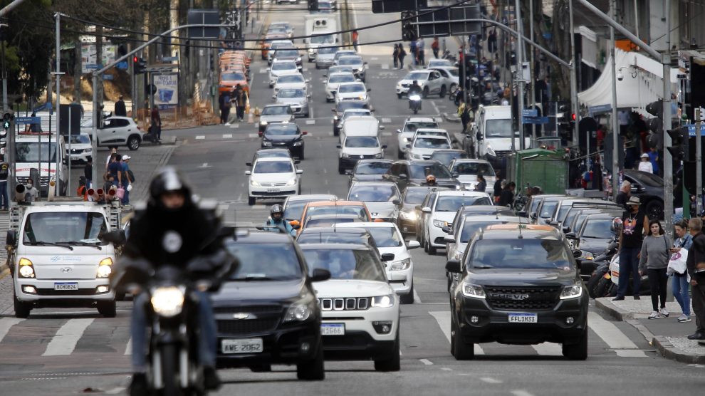 Trânsito - carros - ruas de curitiba com movimento intenso de carros - congestionamento nas ruas do centro de Curitiba - IPVA - licenciamento - Boca no Trombone Trânsito – carros – ruas de curitiba com movimento intenso de carros – congestionamento nas ruas do centro de Curitiba – IPVA – licenciamento –