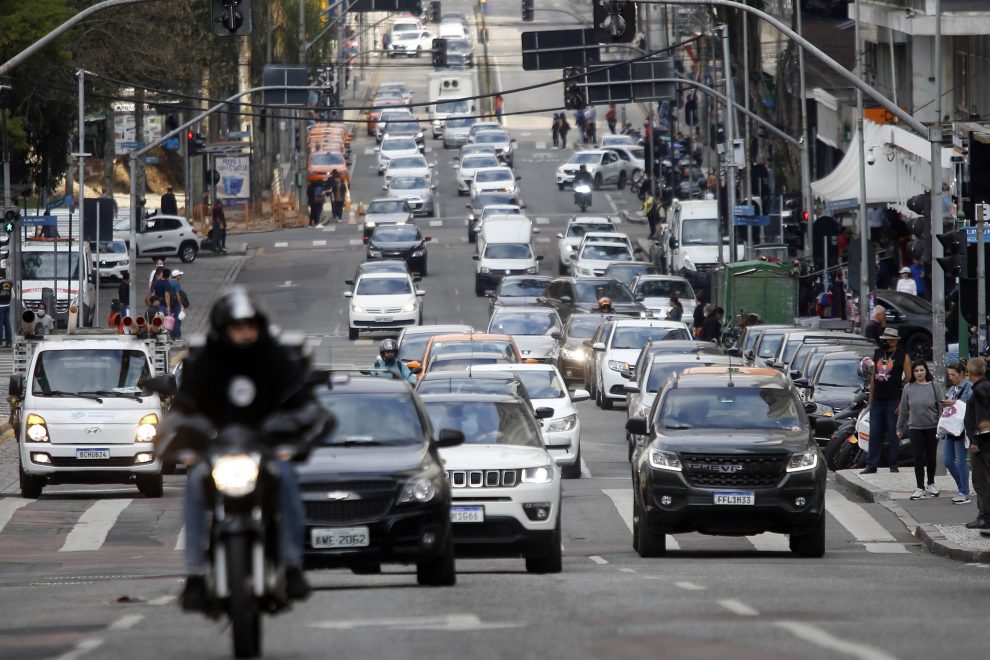 Trânsito - carros - ruas de curitiba com movimento intenso de carros - congestionamento nas ruas do centro de Curitiba - IPVA - licenciamento - Boca no Trombone Trânsito – carros – ruas de curitiba com movimento intenso de carros – congestionamento nas ruas do centro de Curitiba – IPVA – licenciamento –