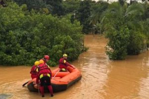 Bombeiros trabalham nas buscas por vítimas no Litoral