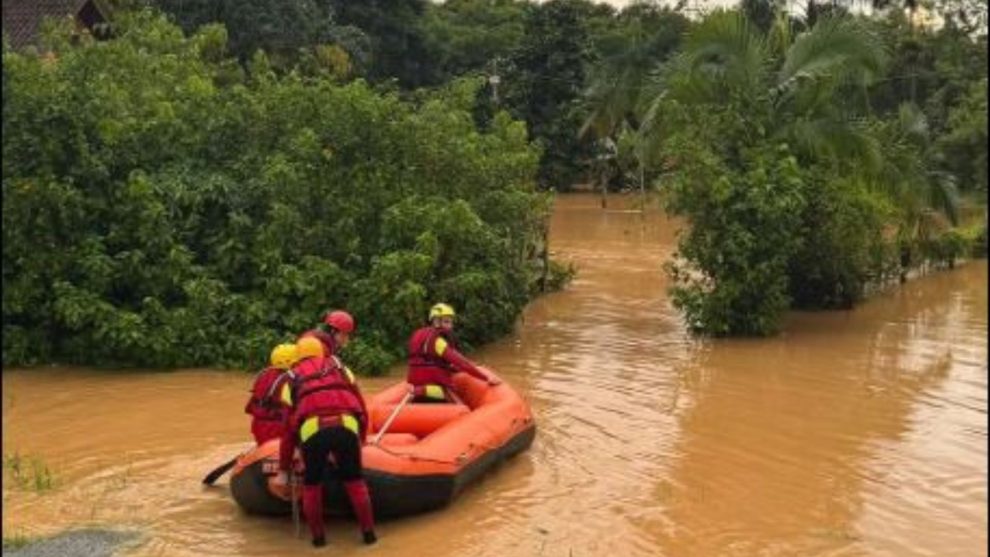 Bombeiros buscam vítimas no Litoral do Paraná Boca no Trombone Bombeiros trabalham nas buscas por vítimas no Litoral