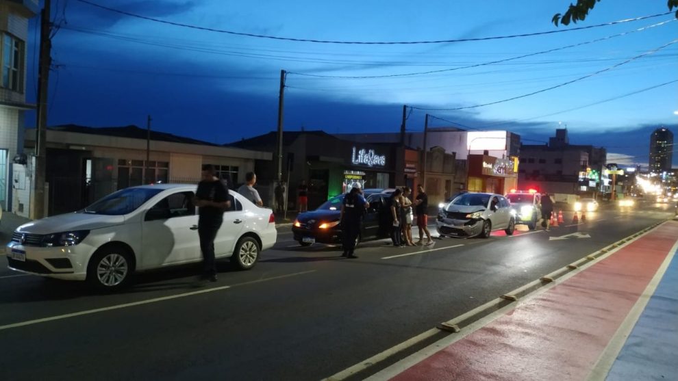 Engavetamento em Ponta Grossa deixa duas pessoas feridas na Avenida Carlos Cavalcanti em PG Boca no Trombone Engavetamento em Ponta Grossa deixa duas pessoas feridas na Avenida Carlos Cavalcanti em PG