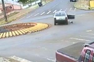 Criança cai de carro em movimento em cidade do Paraná; veja vídeo Boca no Trombone Criança cai de carro em movimento em cidade do Paraná; veja vídeo