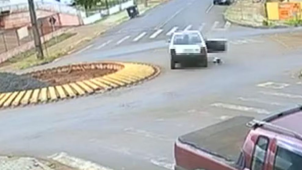 Criança cai de carro em movimento em cidade do Paraná; veja vídeo Boca no Trombone Criança cai de carro em movimento em cidade do Paraná; veja vídeo