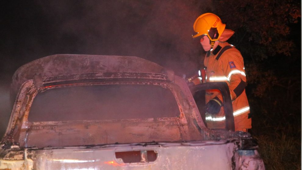 Incêndio em veículo: caminhonete é consumida pelas chamas na BR-376 em PG Boca no Trombone Incêndio em veículo: caminhonete é consumida pelas chamas na BR-376 em PG