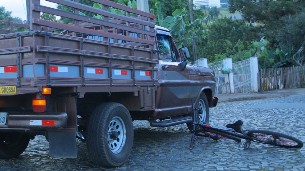 Ciclista fica ferido após colisão com caminhonete no Jardim Paraíso, em Ponta Grossa Boca no Trombone Ciclista fica ferido após colisão com caminhonete no Jardim Paraíso, em Ponta Grossa