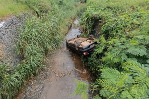 Carro é abandonado em corrego após acidente Boca no Trombone Carro é abandonado em corrego após acidente