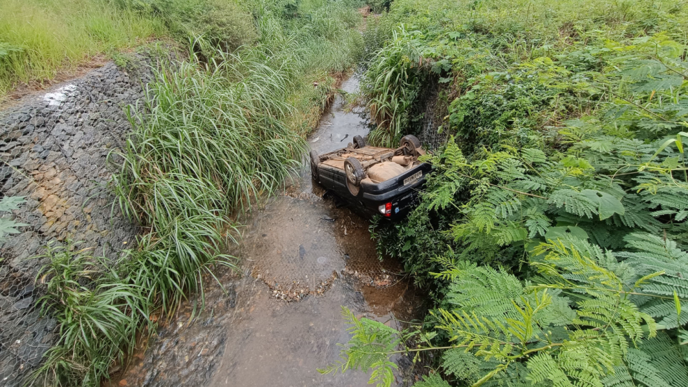 Carro é abandonado em corrego após acidente Boca no Trombone Carro é abandonado em corrego após acidente