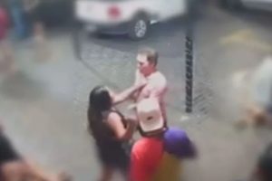 Vídeo: Mulher esfaqueia homem em distribuidora de bebidas em cidade do PR Boca no Trombone Vídeo: Mulher esfaqueia homem em distribuidora de bebidas em cidade do PR