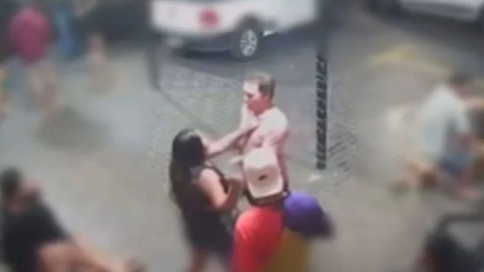 Vídeo: Mulher esfaqueia homem em distribuidora de bebidas em cidade do PR Boca no Trombone Vídeo: Mulher esfaqueia homem em distribuidora de bebidas em cidade do PR