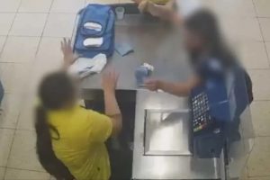 Mulher é detida após esfaquear filha de ex-namorado em supermercado no PR Boca no Trombone Mulher é detida após esfaquear filha de ex-namorado em supermercado no PR