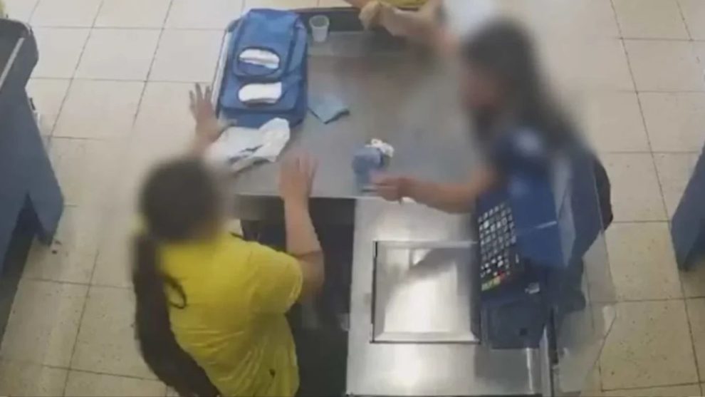 Mulher é detida após esfaquear filha de ex-namorado em supermercado no PR Boca no Trombone Mulher é detida após esfaquear filha de ex-namorado em supermercado no PR