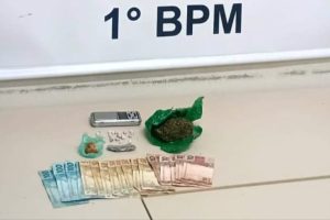 Polícia Militar aborda moto e descobre drogas escondidas na boca do piloto em PG Boca no Trombone Polícia Militar aborda moto e descobre drogas escondidas na boca do piloto em PG