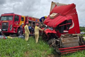 Acidente na BR-163 envolvendo três carretas deixa mulher morta e feridos no PR