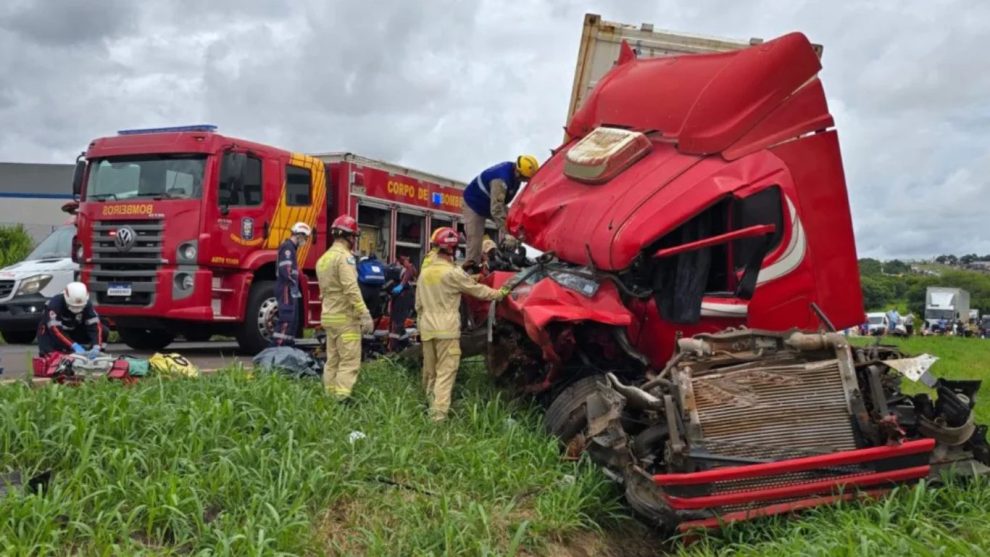 Acidente na BR-163 envolvendo três carretas deixa mulher morta e feridos no PR Boca no Trombone Acidente na BR-163 envolvendo três carretas deixa mulher morta e feridos no PR