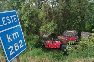 Trabalhador morre em capotamento de trator na PR-151, em Castro