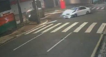 Caminhonete colide com carro e capota em rua central de PG. Veja o vídeo