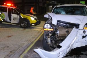 Motorista abandona veículo após colisão na região central de Ponta Grossa. Boca no Trombone Motorista abandona veículo após colisão na região central de Ponta Grossa.