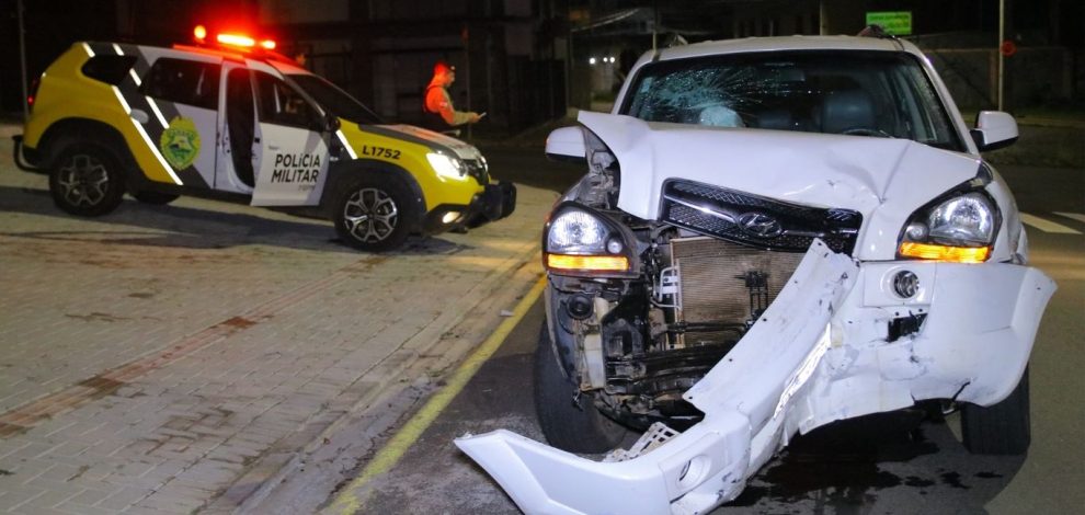 Motorista abandona veículo após colisão na região central de Ponta Grossa. Boca no Trombone Motorista abandona veículo após colisão na região central de Ponta Grossa.