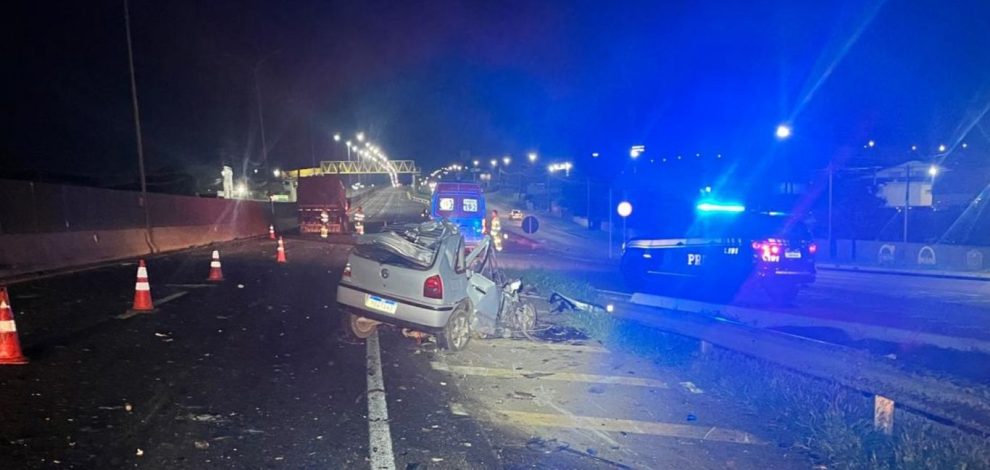 Colisão frontal entre Gol e caminhão deixa um ferido na BR-277, na região Boca no Trombone Colisão frontal entre Gol e caminhão deixa um ferido na BR-277, na região