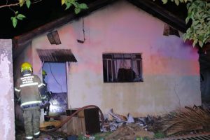 Casa é incendiada após discussão de casal no Recanto Verde.