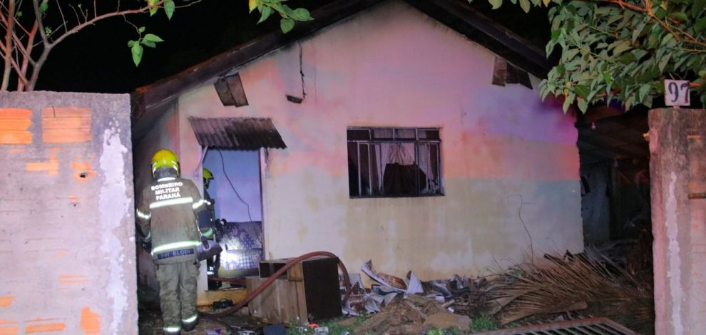 Casa é incendiada após discussão de casal no Recanto Verde. Boca no Trombone Casa é incendiada após discussão de casal no Recanto Verde.